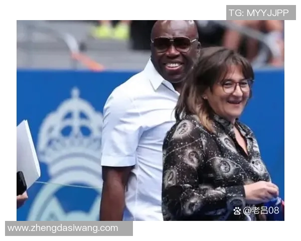 足球明星与父母温馨合影展现亲情与支持的力量