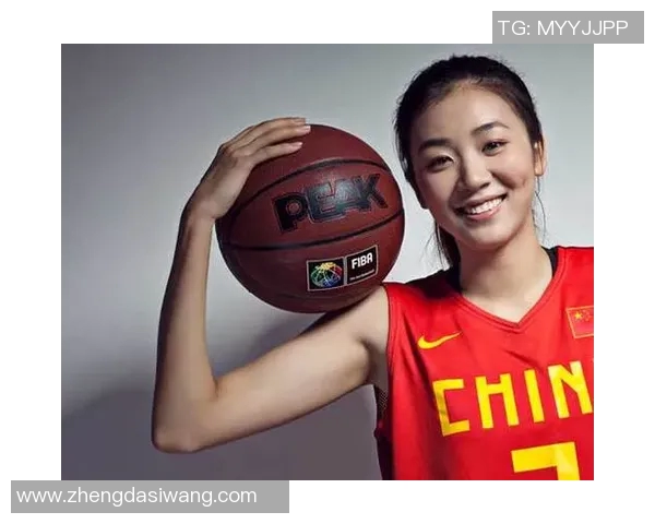 女明星挑战篮球技巧展现运动魅力引发网友热议与欢笑
